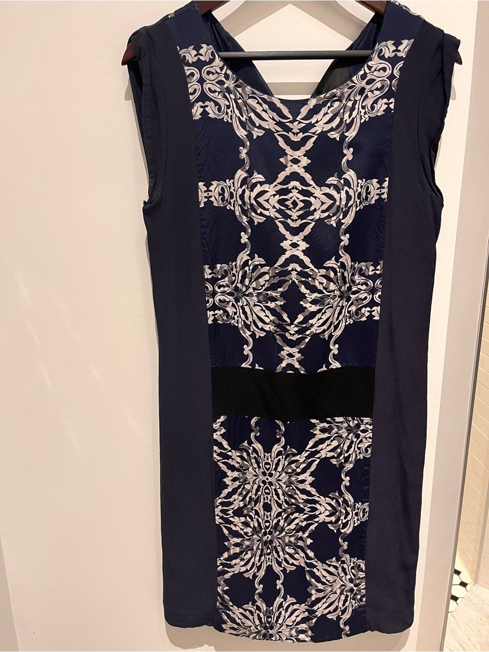 InWear Size 10 Sleeveless Navy and White Patterned Sheath Dress